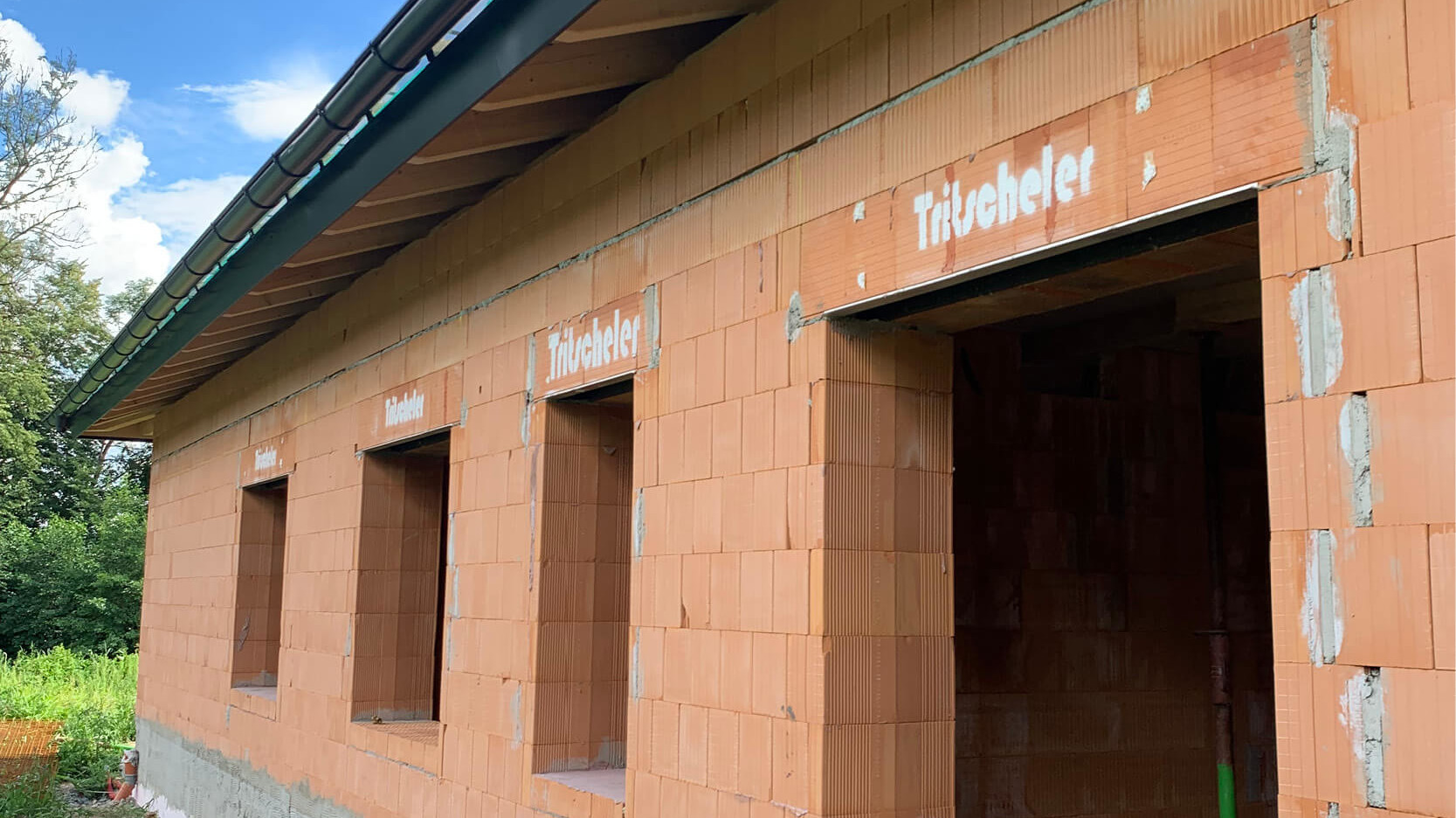 Hausbau mit Ziegel-Rollladenkästen für Sonnenschutz